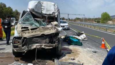 Denizli’nin Çardak ilçesinde meydana gelen trafik kazasında minibüs şoförü hayatını