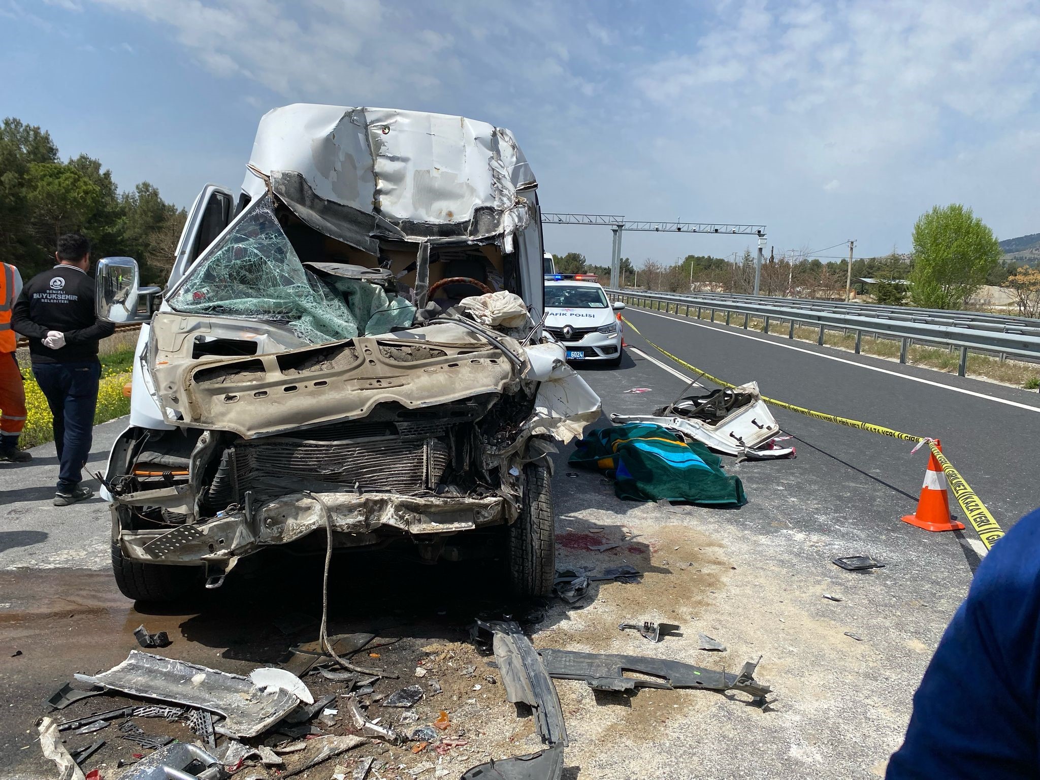 Denizli’nin Çardak ilçesinde meydana gelen trafik kazasında minibüs şoförü hayatını
