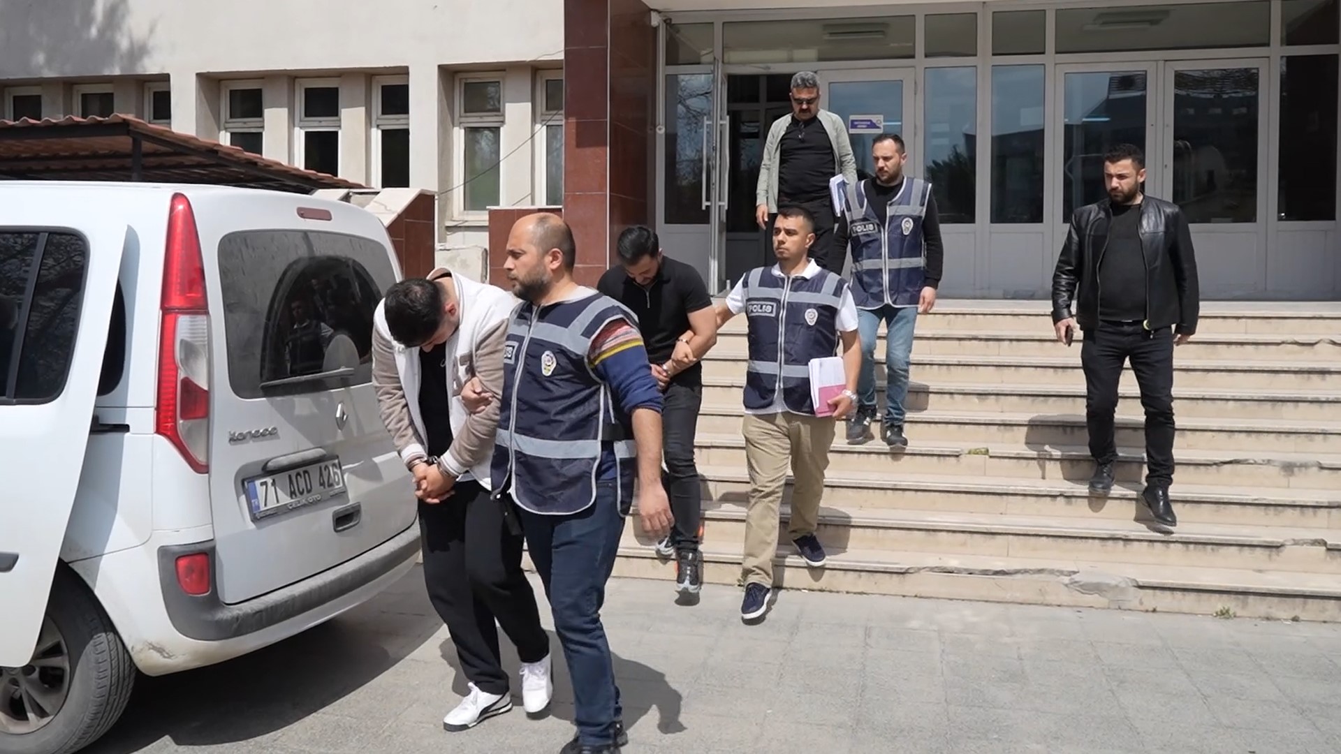 
Kırıkkale’de Sahte Servis Tuzağı: Vatandaşları Dolandıran 2 Şüpheli Yakalandı