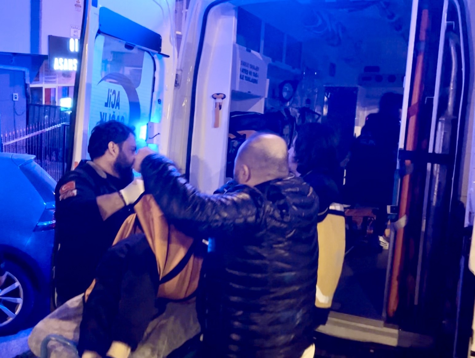 Tekirdağ’da kavga ettiği oğlu tarafından silahla vurulan baba ağır yaralandı.