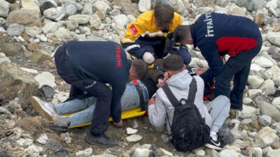 Alaplı ilçesinde kayalıklardan düşerek yaralanan kişi hastanede tedavi altına alındı.