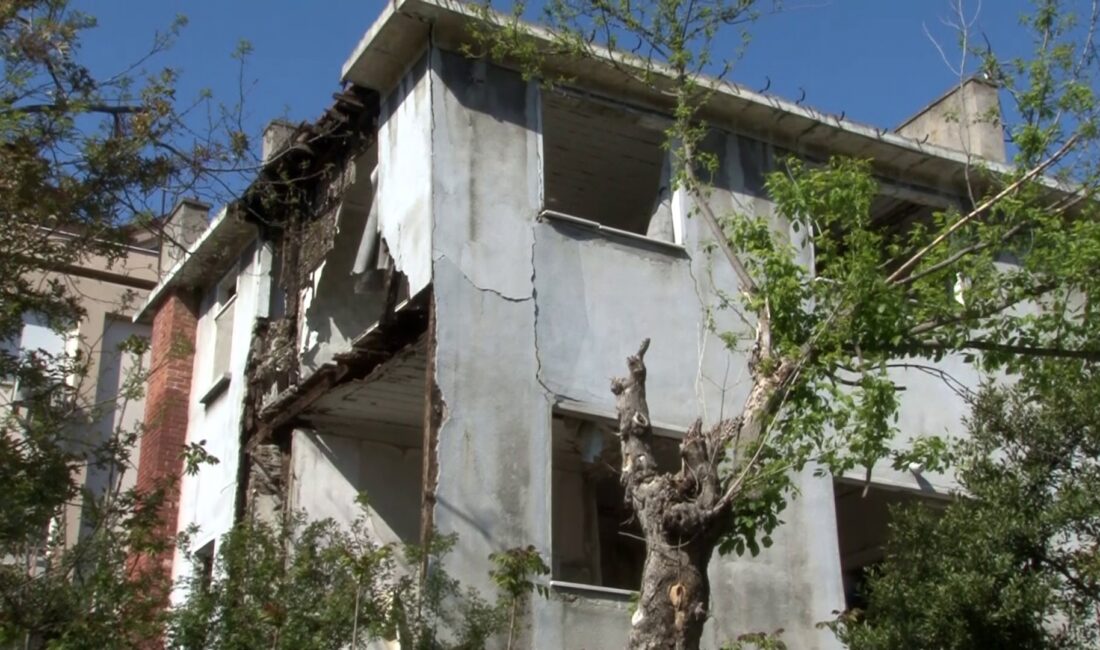 İstanbul'da 6.2 büyüklüğündeki deprem sırasında Bakırköy'de bulunan 3 katlı metruk