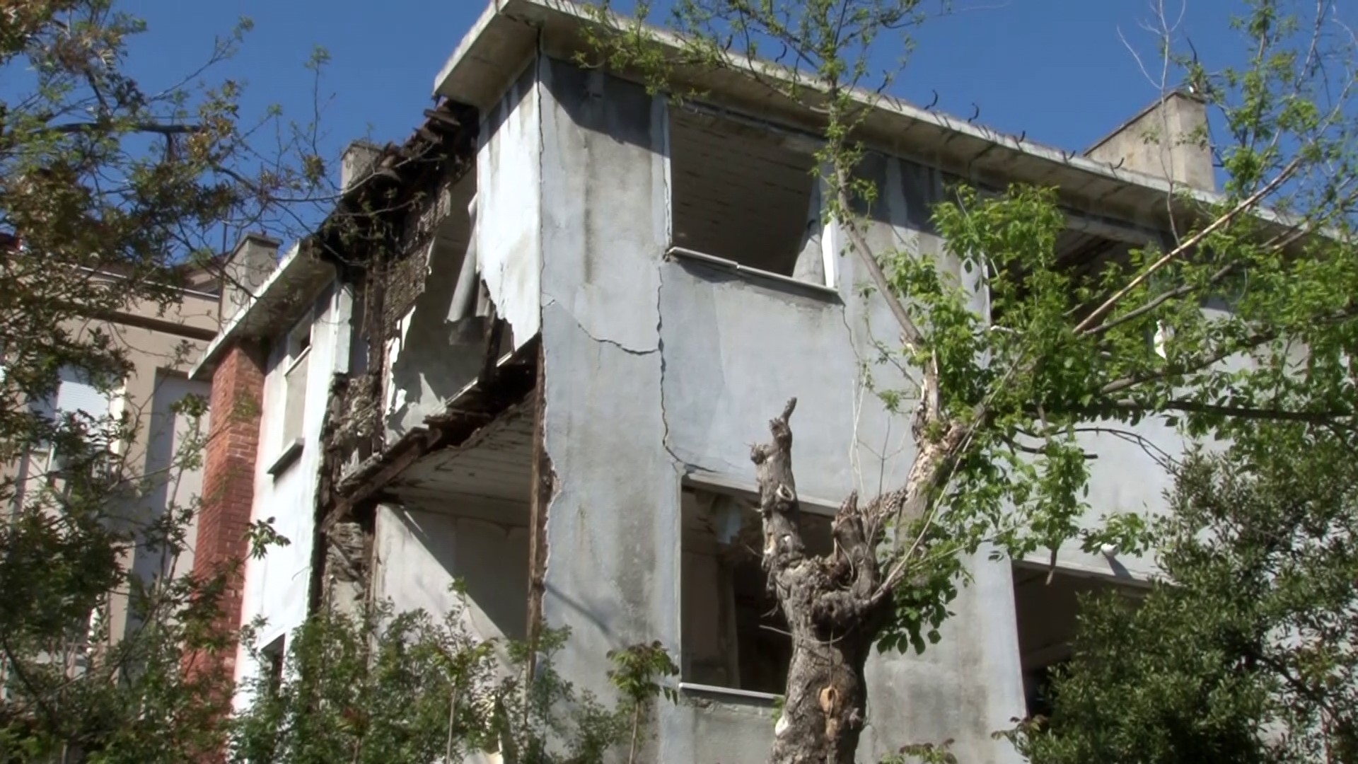 İstanbul'da 6.2 büyüklüğündeki deprem sırasında Bakırköy'de bulunan 3 katlı metruk