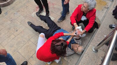  Karabük'te bir şahıs, husumetlisini çocukların yoğun olduğu caddede bıçaklayarak yaraladı.