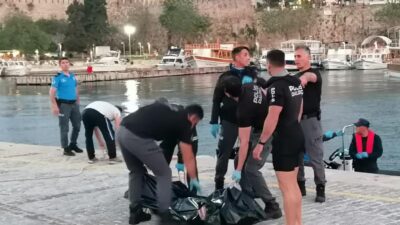 Antalya’nın Muratpaşa ilçesinde falezlerin kenarında deniz manzarasını izleyen Kazakistan uyruklu