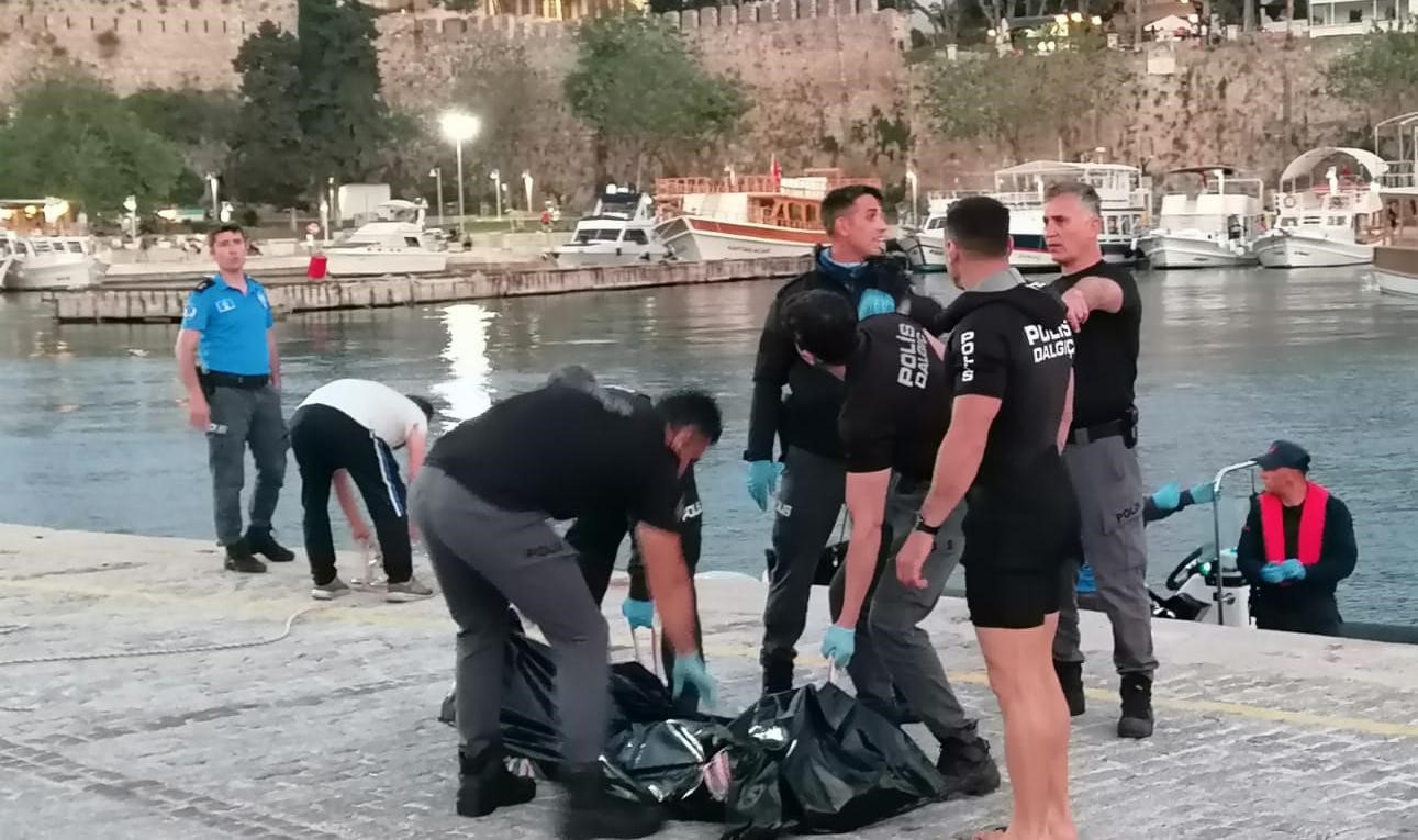 Antalya’nın Muratpaşa ilçesinde falezlerin kenarında deniz manzarasını izleyen Kazakistan uyruklu