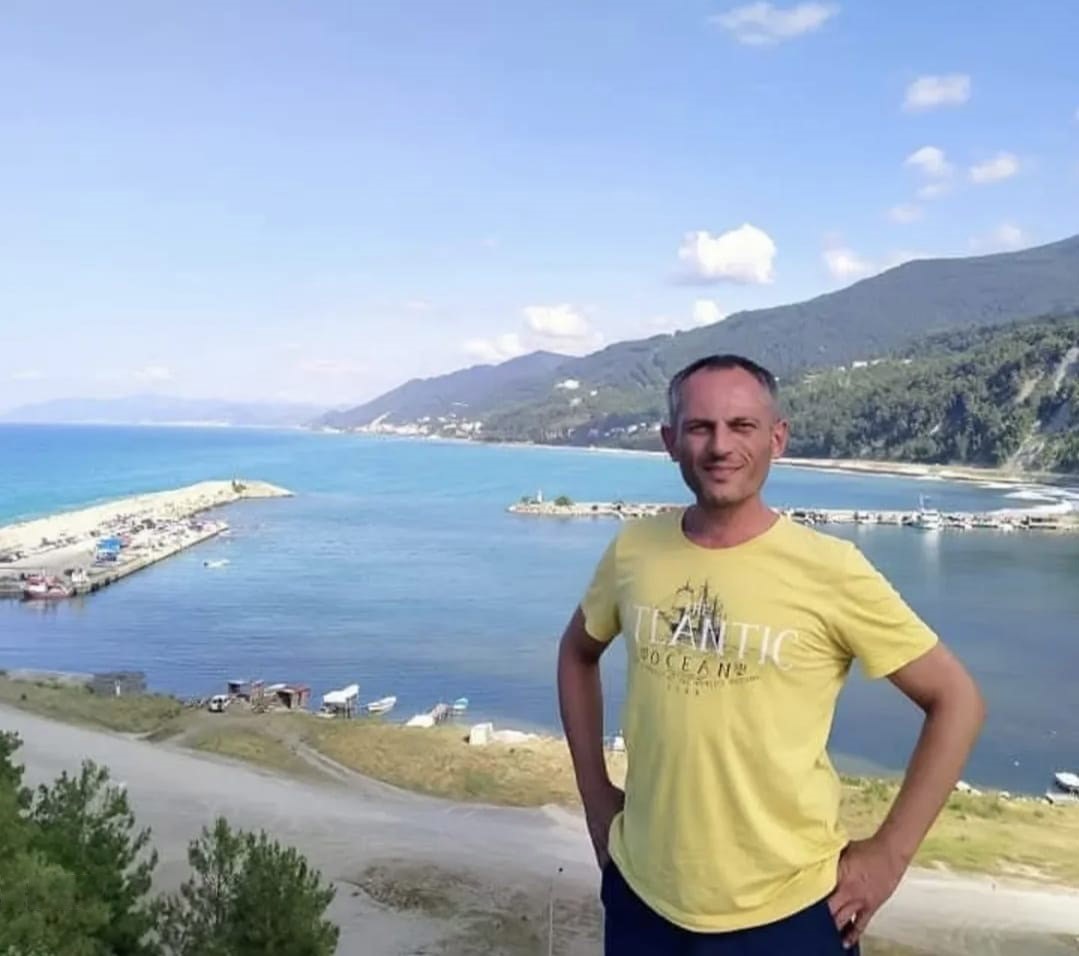 Üsküdar'da tartıştığı şahısların yumruk atıp yere düşürdüğü ardından silahla ateş