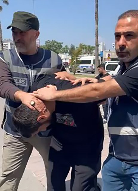 İzmir’in Karabağlar ilçesinde polis ekipleri, hakkında 18 ayrı suçtan kesinleşmiş