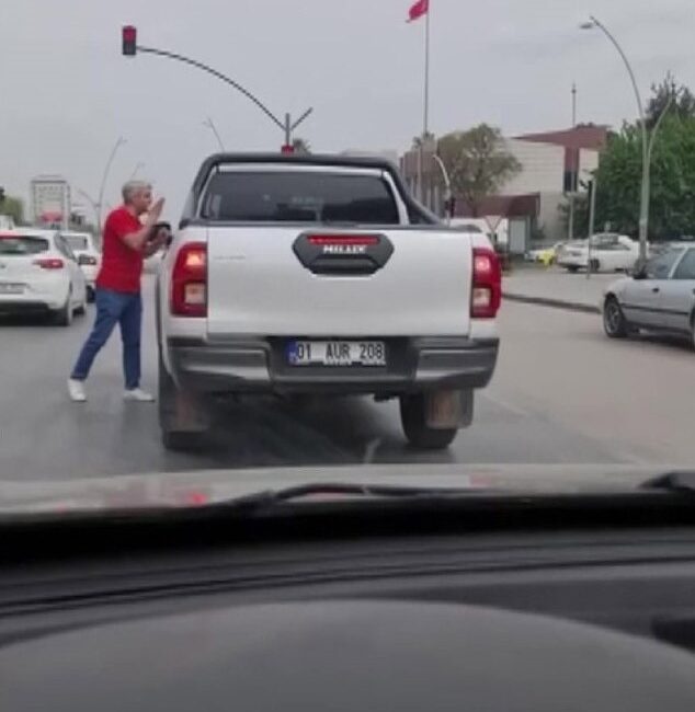  Adana'da bir şahıs trafikte ‘yol verme' meselesi yüzünden tartıştığı yaşlı