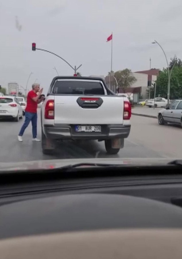  Adana'da bir şahıs trafikte ‘yol verme' meselesi yüzünden tartıştığı yaşlı