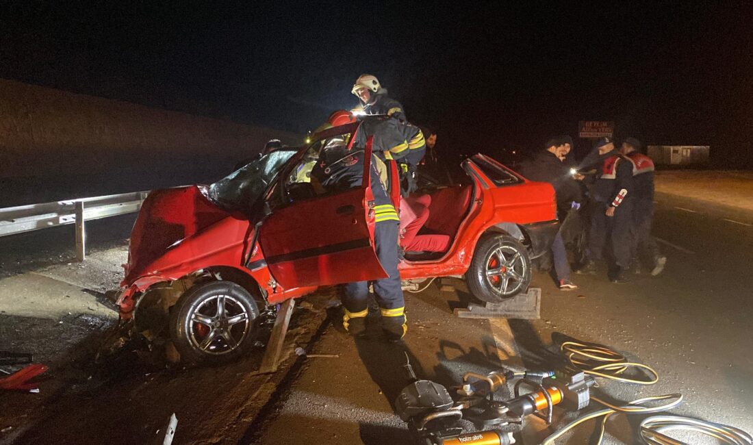 Kocaeli’nin Kandıra yolu üzerinde gece yarısı meydana gelen trafik kazasında,