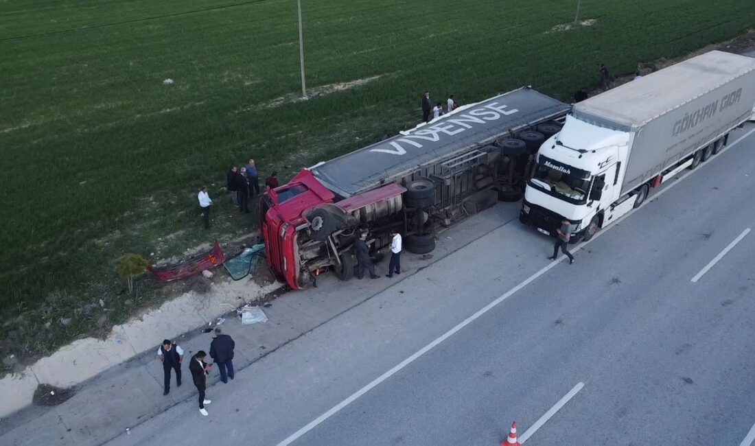Afyonkarahisar’ın Emirdağ ilçesinde meydana gelen trafik kazasında, tırın şarampole devrilmesi