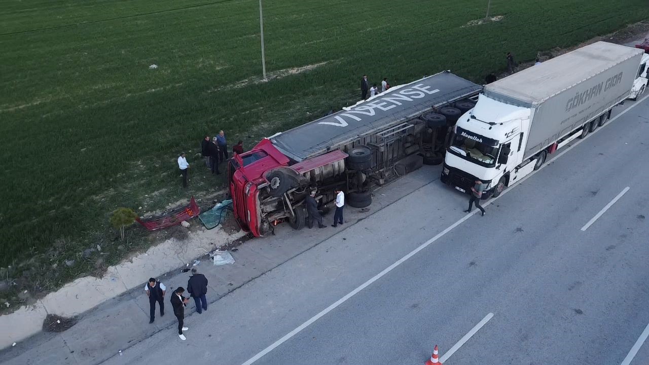 Afyonkarahisar’ın Emirdağ ilçesinde meydana gelen trafik kazasında, tırın şarampole devrilmesi