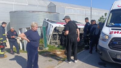 Antalya’nın Manavgat ilçesinde havalimanından yolcu alan tur midibüsü kontrolden çıkarak