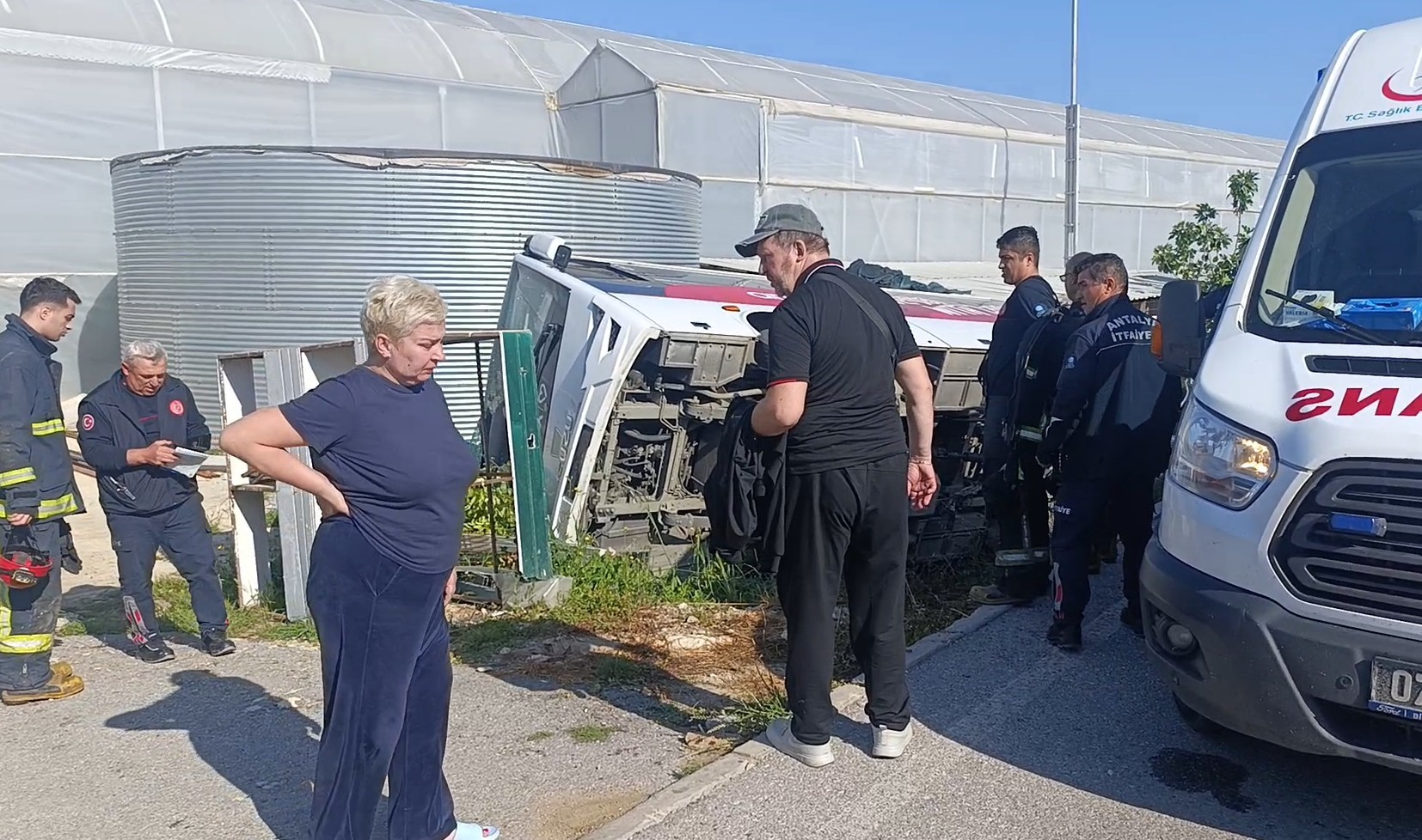Antalya’nın Manavgat ilçesinde havalimanından yolcu alan tur midibüsü kontrolden çıkarak