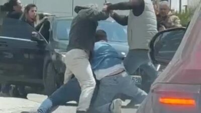 İzmir'de 2 sürücü arasında çıkan satırlı kavga anları cep telefonu