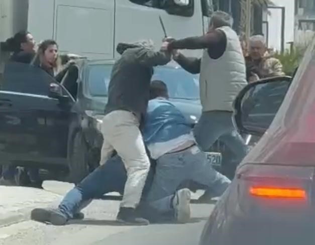 İzmir'de 2 sürücü arasında çıkan satırlı kavga anları cep telefonu