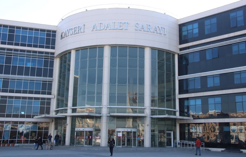  Kayseri'de eski kız arkadaşını fabrika girişinde av tüfeği ile vurarak