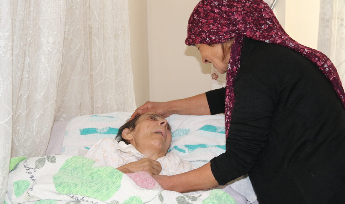 Gaziantep Büyükşehir Belediyesindeki görevini bırakıp, yatağa bağlı alzaymır hastası annesine