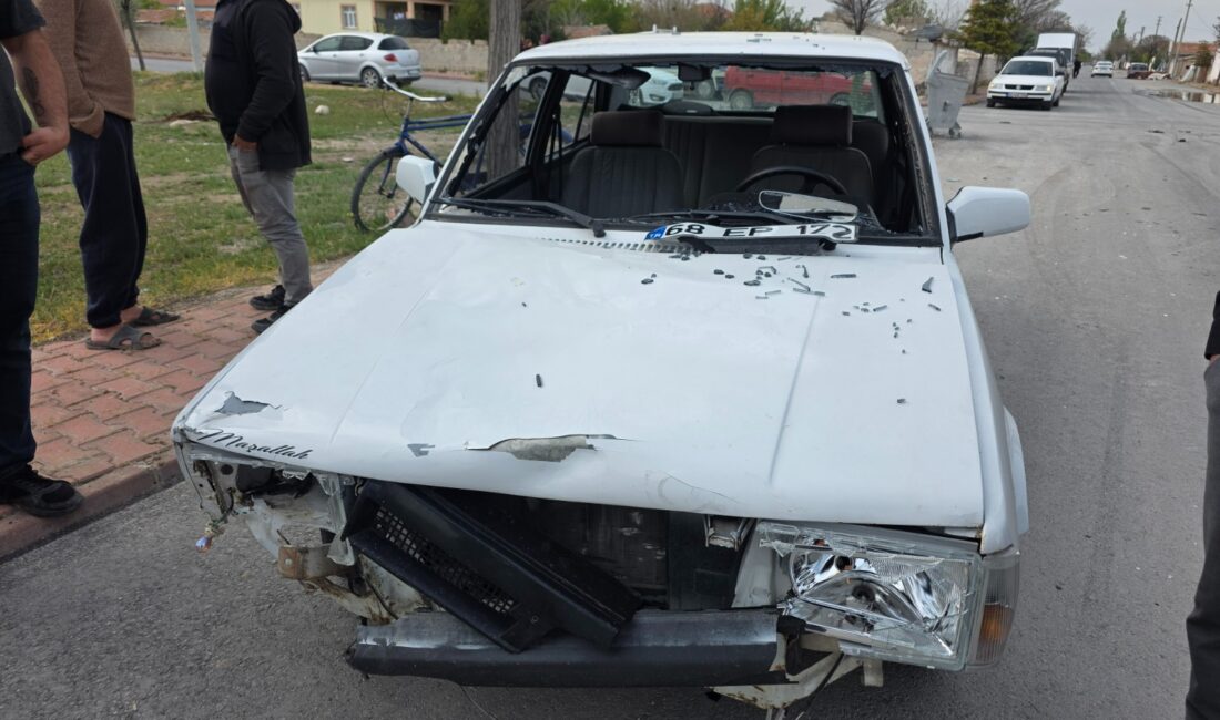 Aksaray'ın Eskil ilçesinde meydana gelen trafik kazasında otomobille çarpışan elektrikli