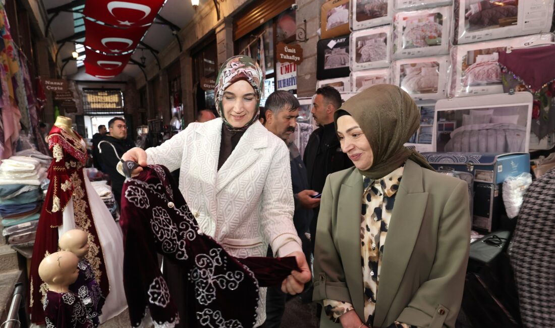Afyonkarahisar Valisi Doç. Dr. Kübra Güran Yiğitbaşı, şehrin tarihi çarşıları Bedesten