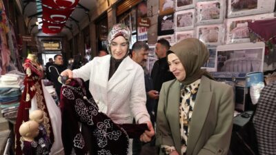 Afyonkarahisar Valisi Doç. Dr. Kübra Güran Yiğitbaşı, şehrin tarihi çarşıları Bedesten