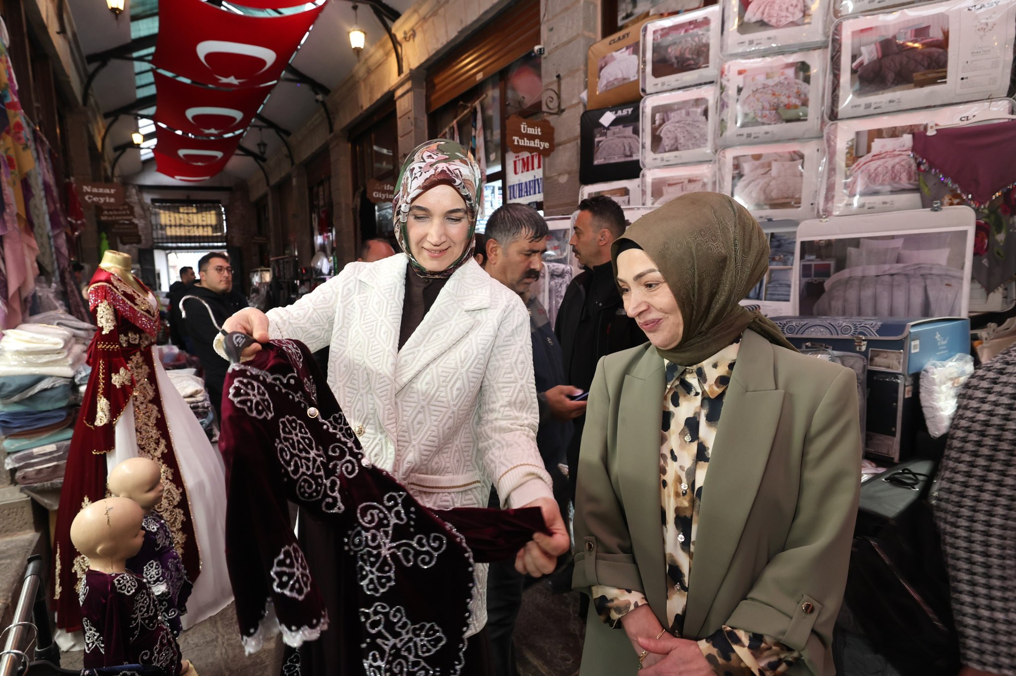 Afyonkarahisar Valisi Doç. Dr. Kübra Güran Yiğitbaşı, şehrin tarihi çarşıları Bedesten