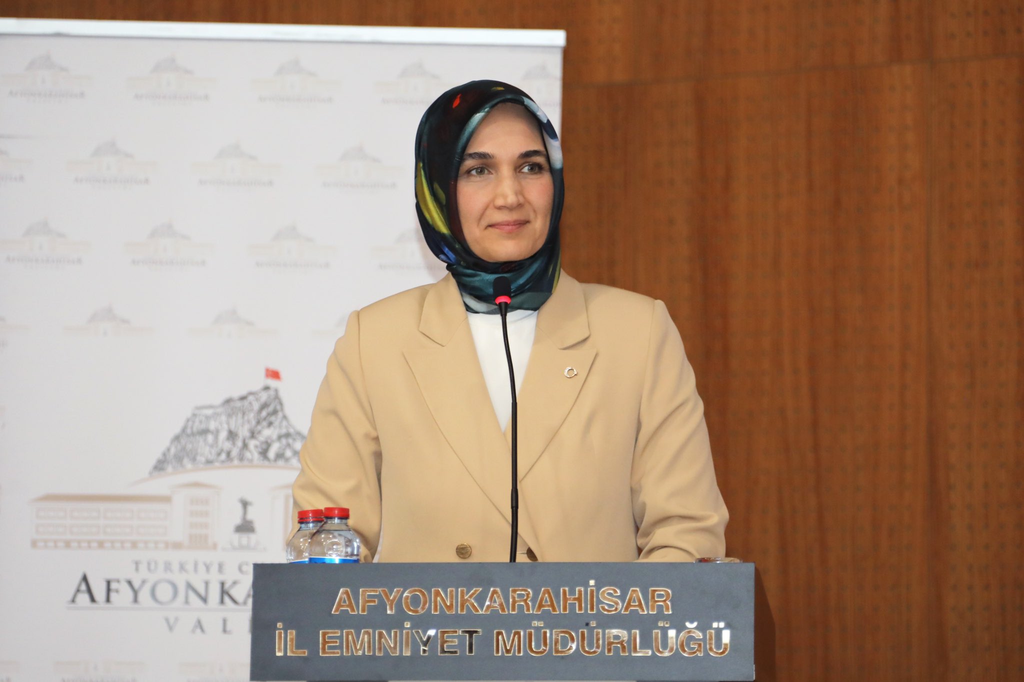 Afyonkarahisar Valisi Doç. Dr. Kübra Güran Yiğitbaşı, muhtarların MBS (Muhtar Bilgi