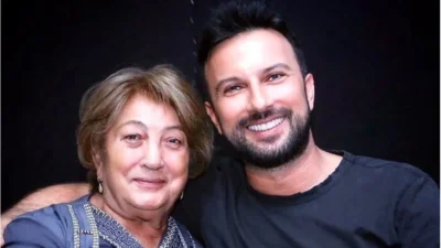 
Annesi Neşe Tevetoğlu'nu kaybeden Tarkan'ı, cenazeden sonra arkadaşları, taziyelerin kabul