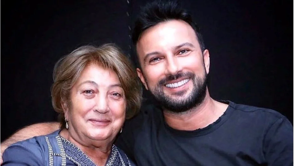 
Annesi Neşe Tevetoğlu'nu kaybeden Tarkan'ı, cenazeden sonra arkadaşları, taziyelerin kabul