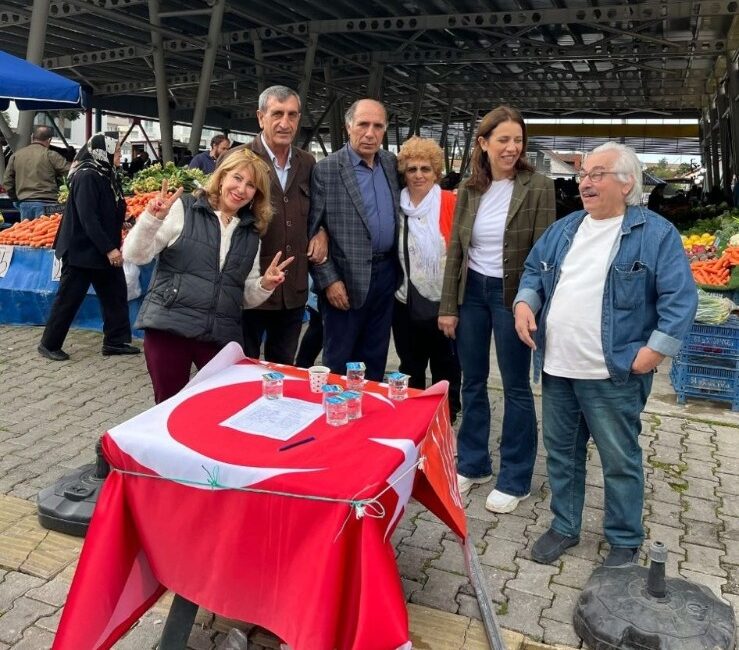 Antalya’nın Kemer ilçesinde, Cumhuriyet Halk Partisi (CHP) ilçe teşkilatının imza
