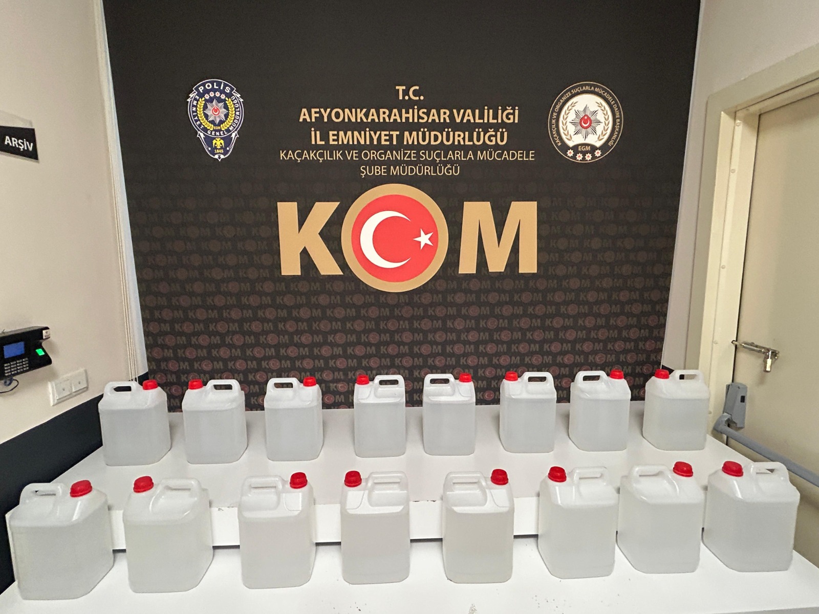 Afyonkarahisar'ın Sinanpaşa ilçesinde kaçakçılıkla mücadele kapsamında düzenlenen operasyonda, bir iş