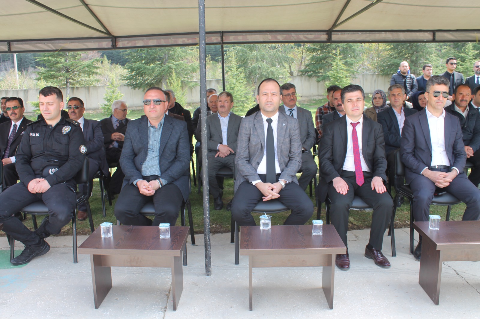 Çay İlçesi Şehit Cengiz Karataş İlköğretim Okulu bahçesine kurulan seranın