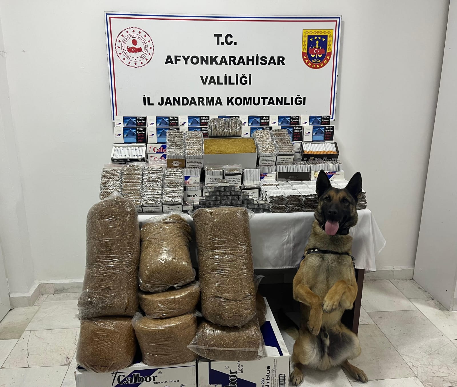 Afyonkarahisar İl Jandarma Komutanlığı ekipleri, kaçakçılıkla mücadele kapsamında yürüttükleri çalışmalar