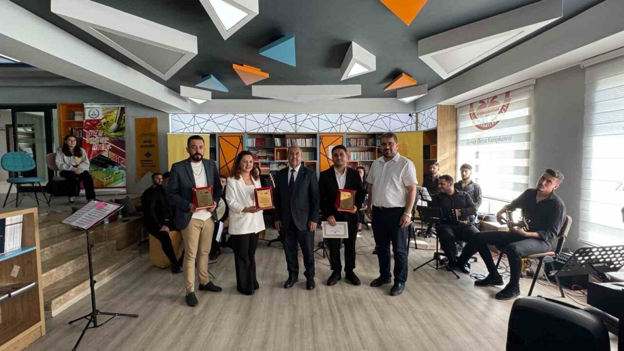 Afyonkarahisar Güzel Sanatlar Lisesi’nde düzenlenen müzik akademisi etkinliğinde, Türk Müziği