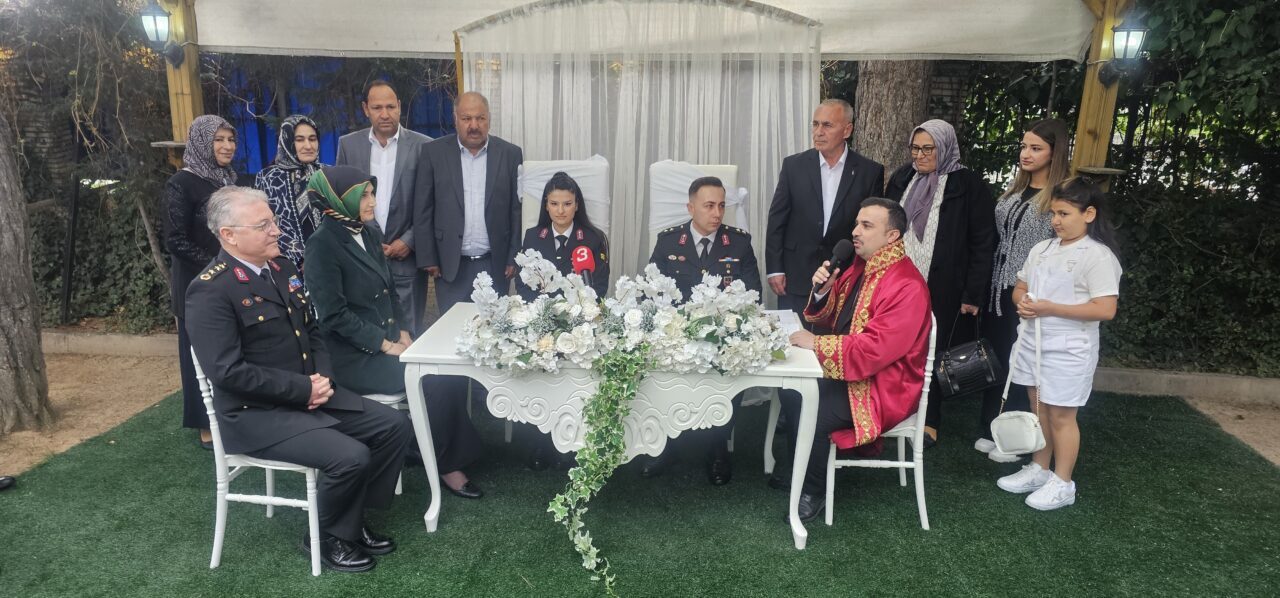 AFYONKARAHİSAR (AA) – Afyonkarahisar Valisi Kübra Güran Yiğitbaşı, jandarma personeli
