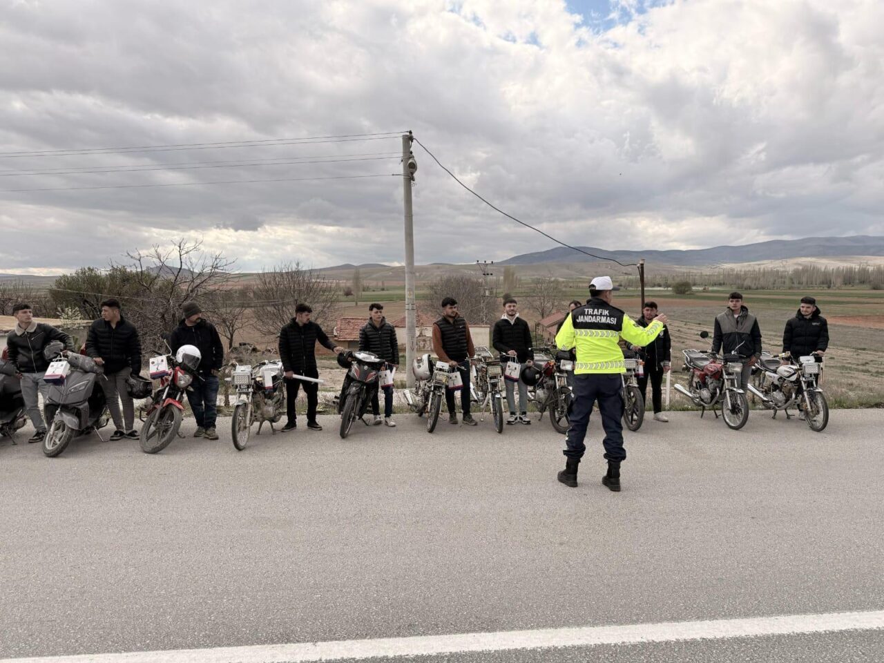 AFYONKARAHİSAR (AA) – Afyonkarahisar İl Jandarma Komutanlığı trafik Jandarması timleri