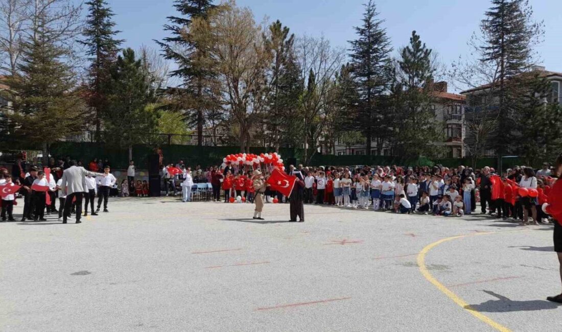 Afyonkarahisar Yüksel Varlı İlkokulu öğrencileri, 23 Nisan kutlamalarında sahneledikleri kurtuluş