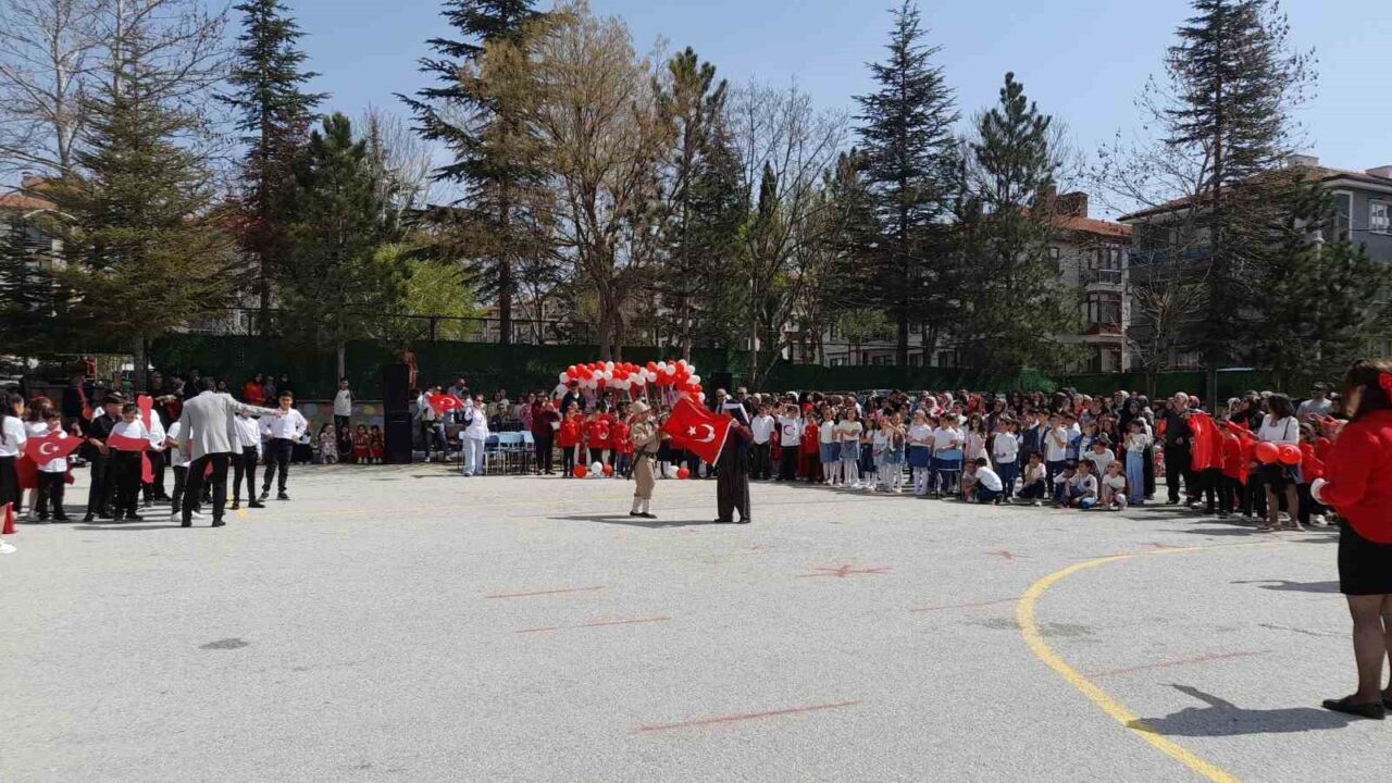 Afyonkarahisar Yüksel Varlı İlkokulu öğrencileri, 23 Nisan kutlamalarında sahneledikleri kurtuluş