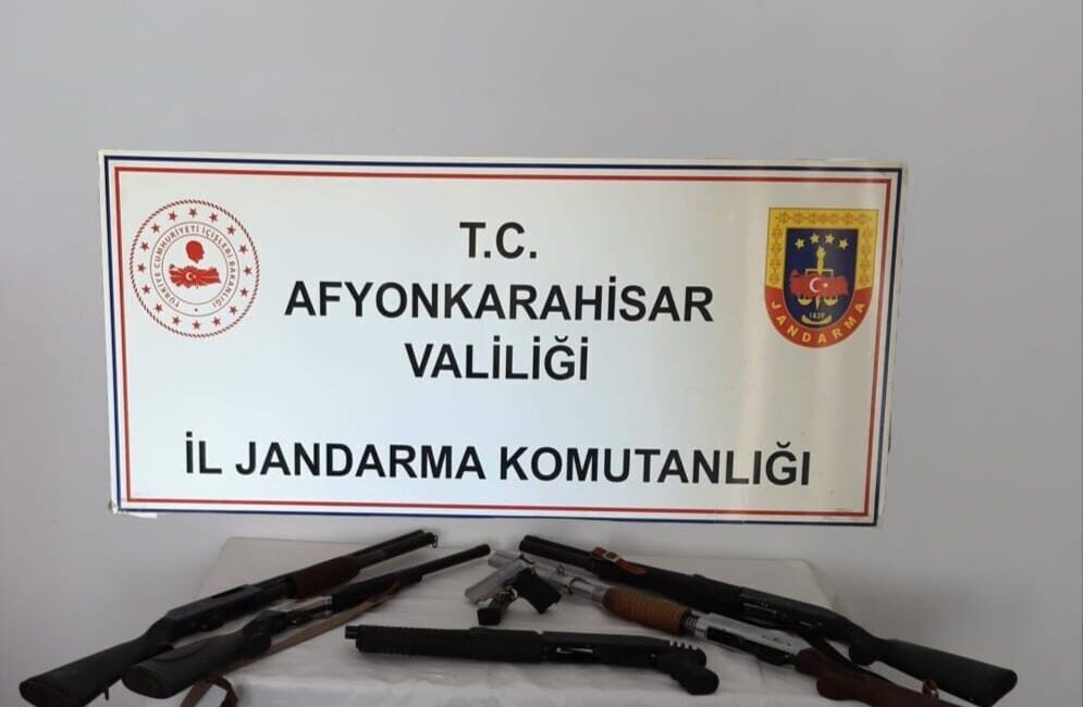 AFYONKARAHİSAR (AA) – Afyonkarahisar'ın Sinanpaşa ilçesinde adreslerinde silah ele geçirilen