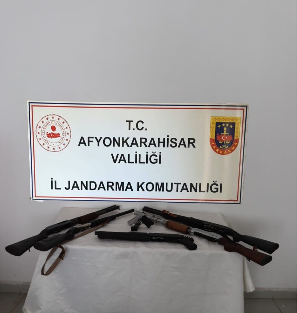 AFYONKARAHİSAR (AA) – Afyonkarahisar'ın Sinanpaşa ilçesinde adreslerinde silah ele geçirilen