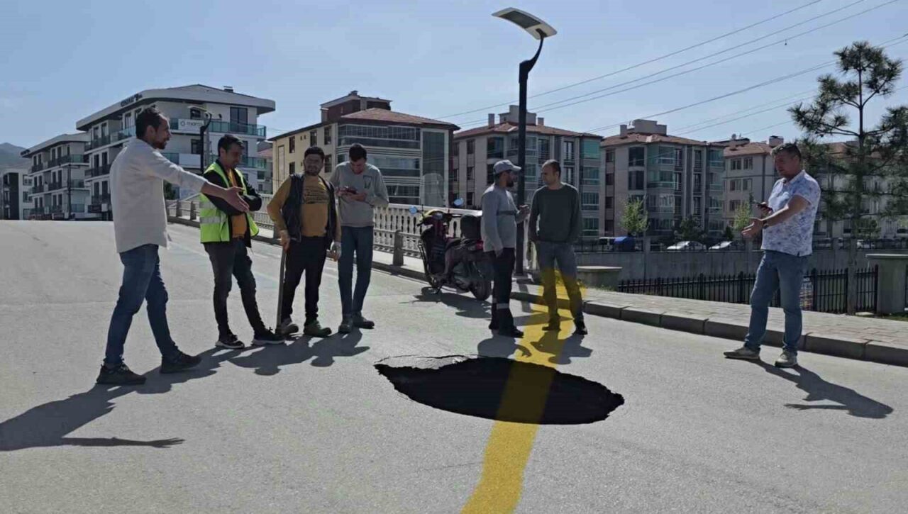 Afyonkarahisar’da bir mahallede yoğun olarak kullanılan karayolunda bilinmeyen bir nedenle