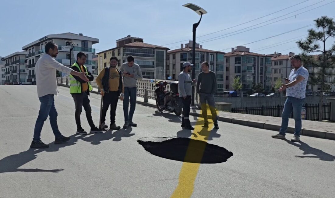 AFYONKARAHİSAR (AA) – Afyonkarahisar'da bir mahalledeki yolda çökme meydana geldi.