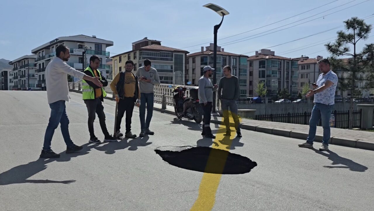 AFYONKARAHİSAR (AA) – Afyonkarahisar'da bir mahalledeki yolda çökme meydana geldi.