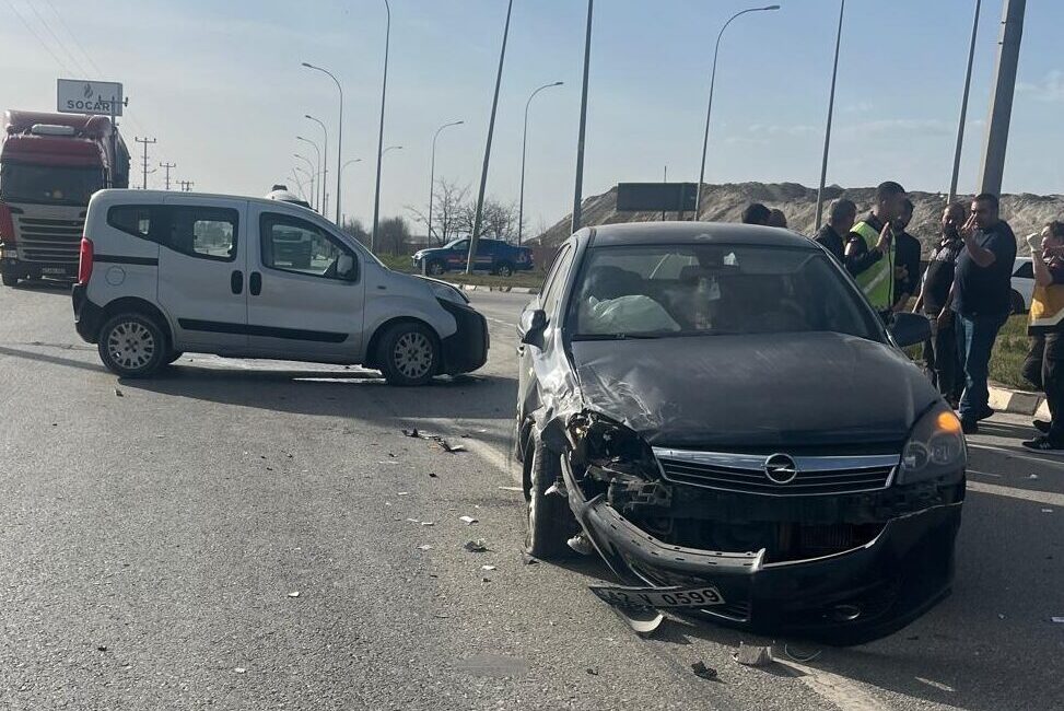 AFYONKARAHİSAR (AA) – Afyonkarahisar'da hafif ticari araç ile otomobilin çarpışması
