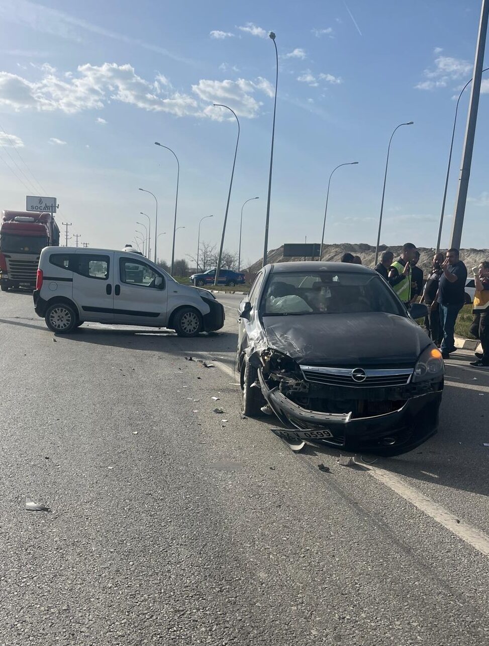 AFYONKARAHİSAR (AA) – Afyonkarahisar'da hafif ticari araç ile otomobilin çarpışması
