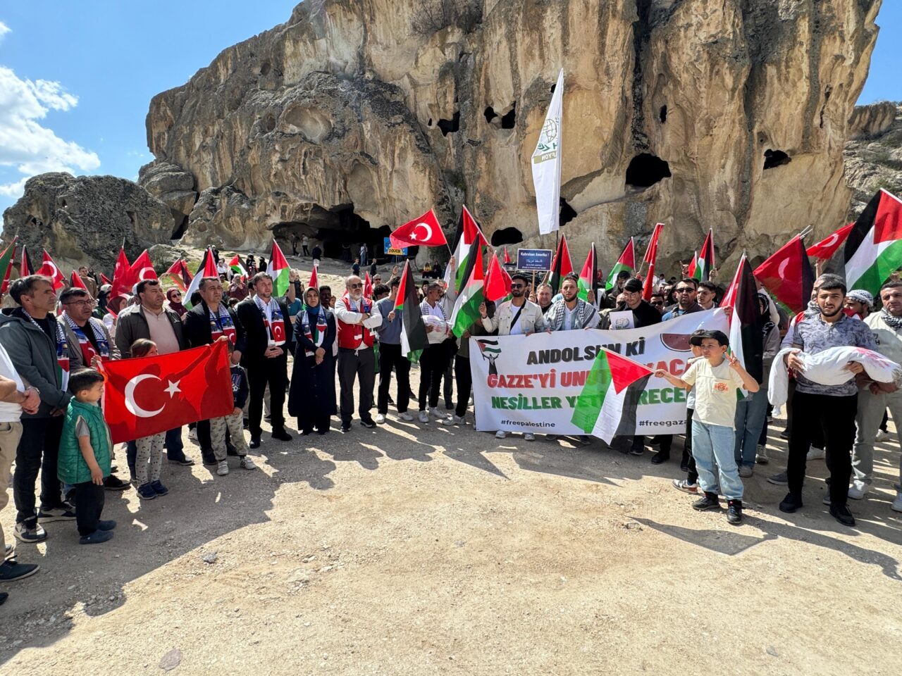 AFYONKARAHİSAR (AA) – Afyonkarahisar'da, İsrail'in Gazze'ye yönelik saldırıları düzenlenen yürüyüşle