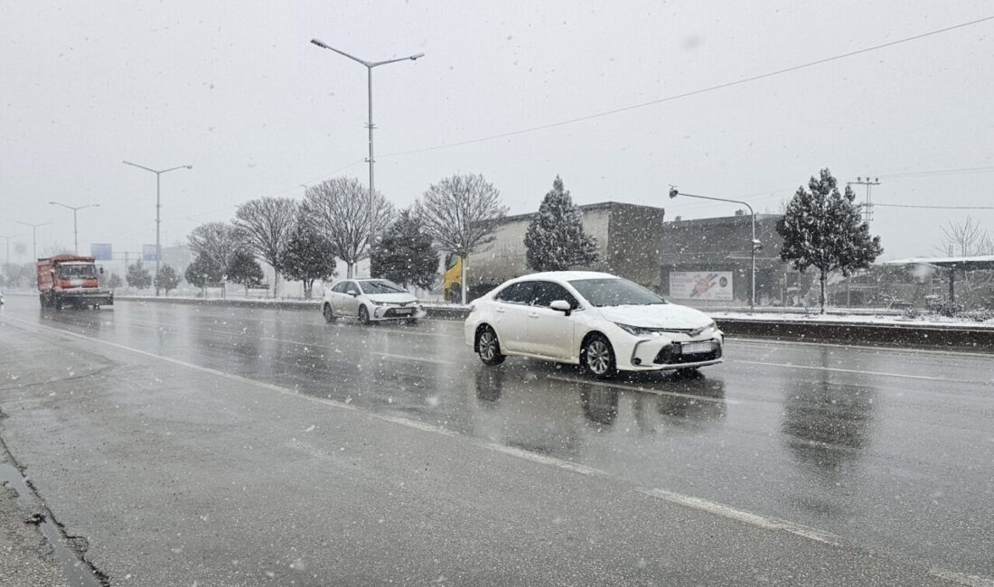 Afyonkarahisar’da kar yağışı etkisini gösteriyor. Sabaha karşı başlayan kar yağışı,