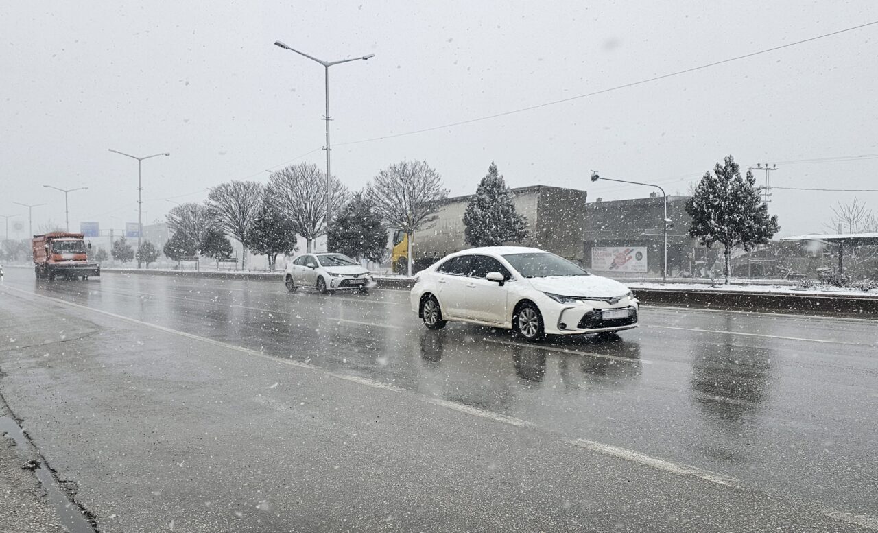Afyonkarahisar’da kar yağışı etkisini gösteriyor. Sabaha karşı başlayan kar yağışı,