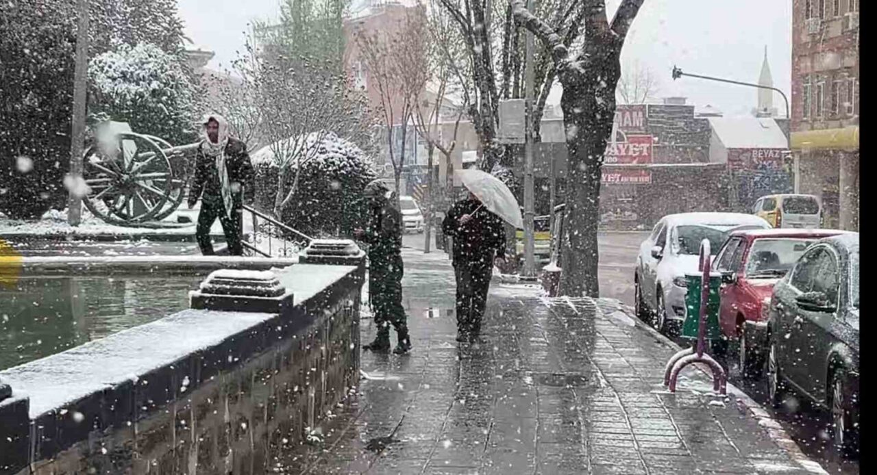 Afyonkarahisar’da sabah erken saatlerde başlayan kar yağışı öğleye doğru etkisini